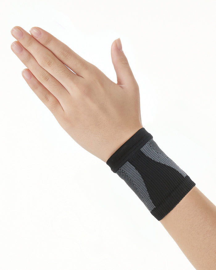 [DR-W090-S] Triplicated Lining Compressive Wrist Sleeve - Excellent Warmth & Compression - Protects Weaken Muscles & Prevents Sports Injuries (Small)